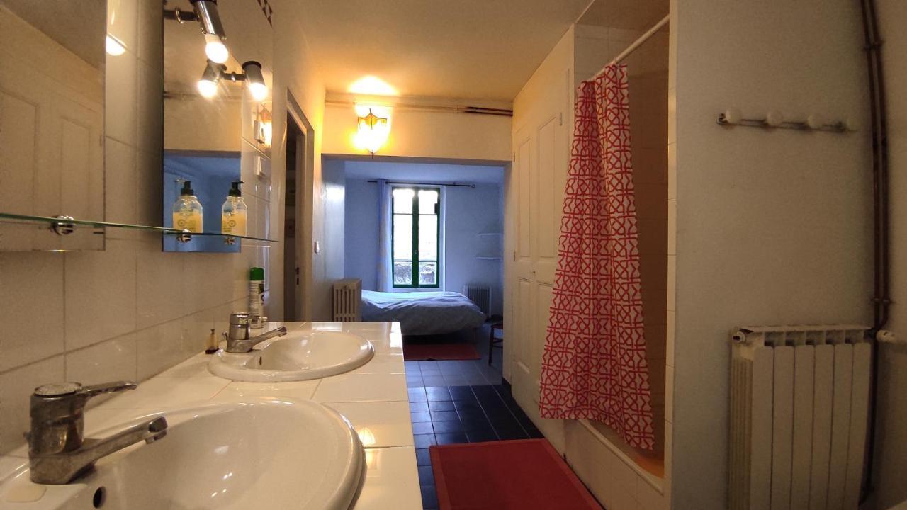 Grande Maison Ancienne Simple Et Spacieuse. Виши Екстериор снимка