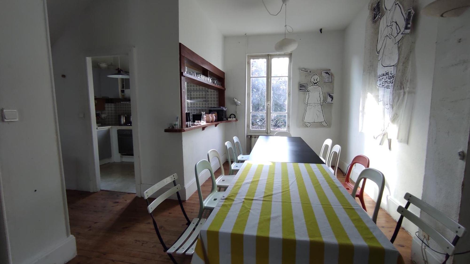 Grande Maison Ancienne Simple Et Spacieuse. Виши Екстериор снимка